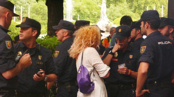 11Jpoliciastomandodatosamanifestante
