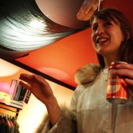 Fee haciendo promoción: birra gratis si compras el disco
