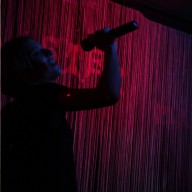 Ella canta sola