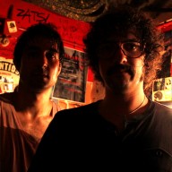 The Moustache en el camerino de El Perro